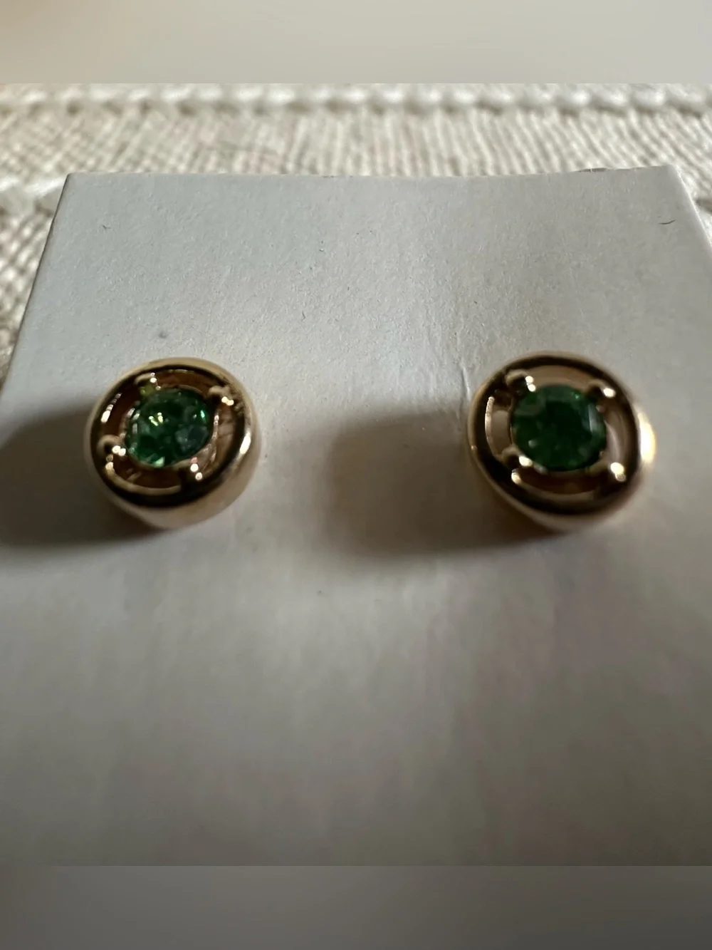 Avon Vintage 1983 Simulated Peridot Birthstone Stud Earrings - Green NIB - Picture 4 of 11